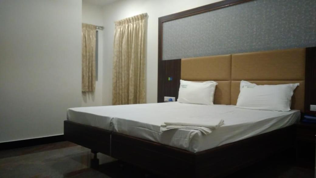 Готель Famous Residency Tiruchirappalli Екстер'єр фото