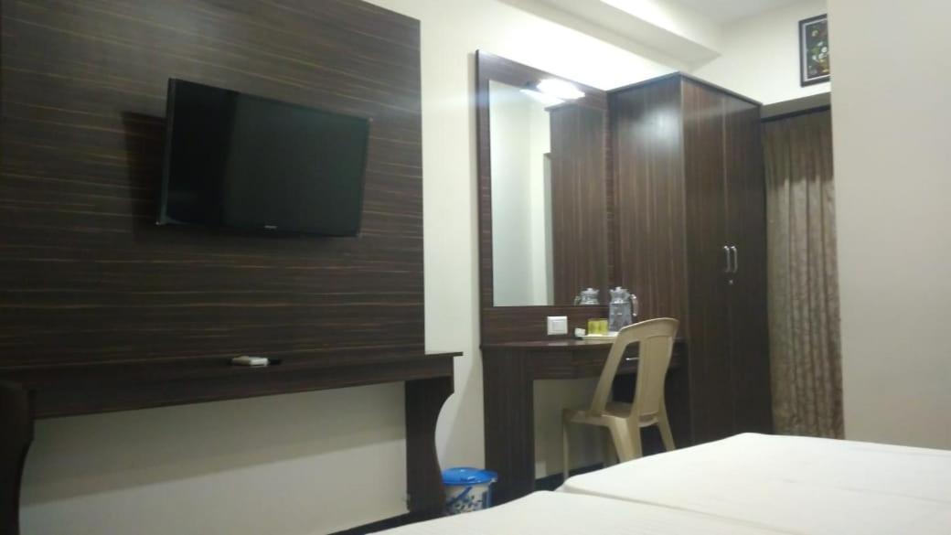 Готель Famous Residency Tiruchirappalli Екстер'єр фото