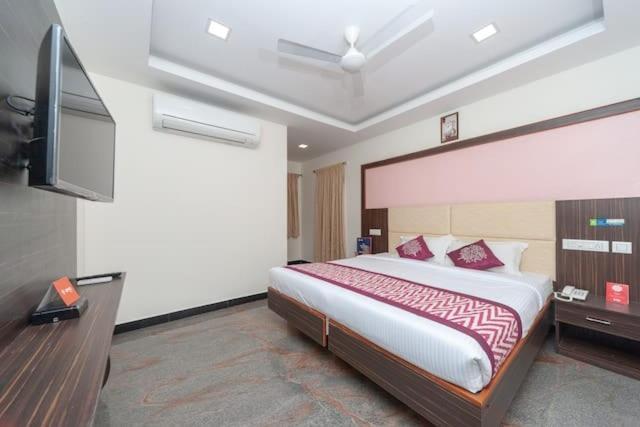 Готель Famous Residency Tiruchirappalli Екстер'єр фото